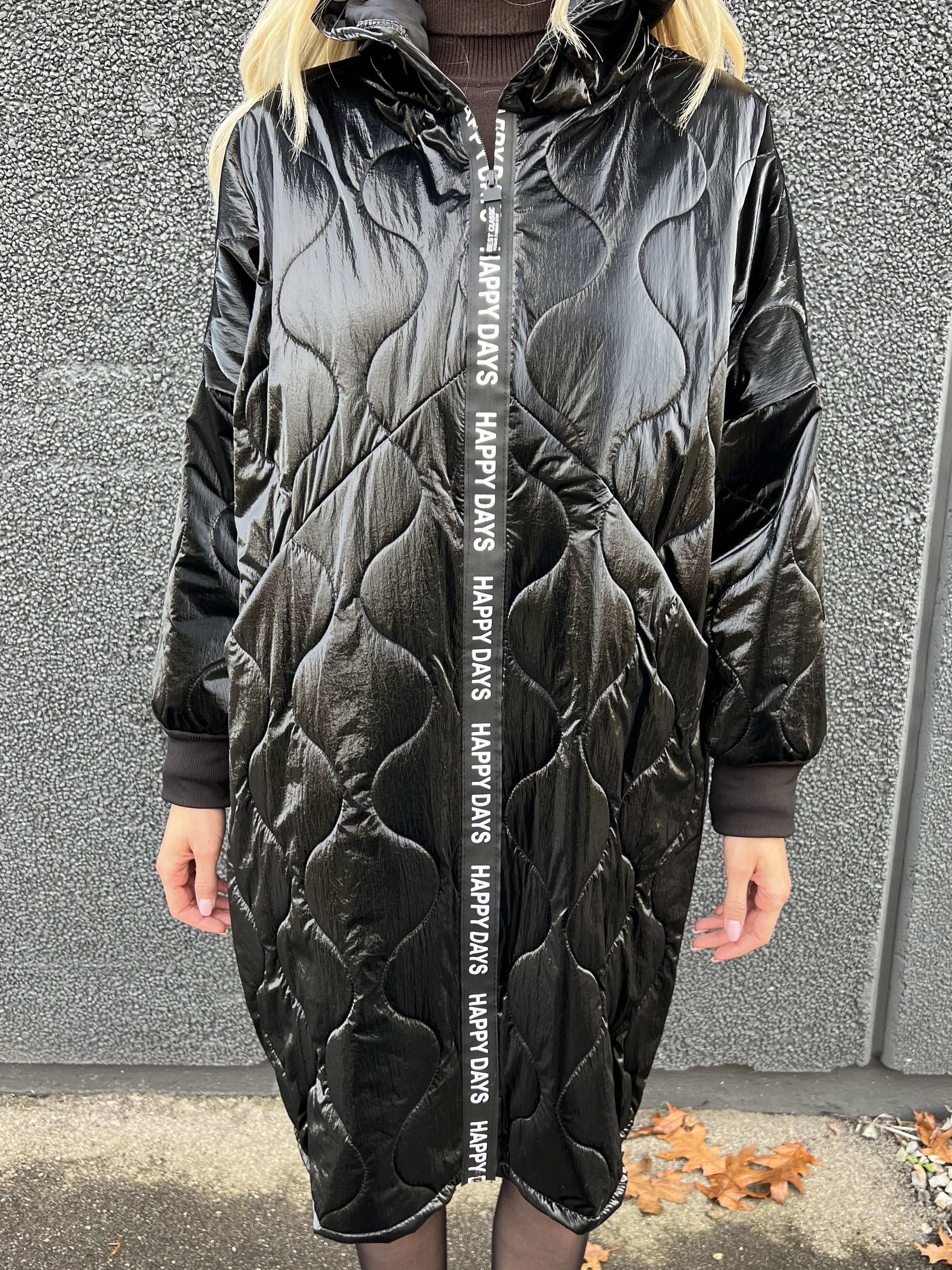 Valeria - Svart överdimensionerad glänsande jacka med vit skrift